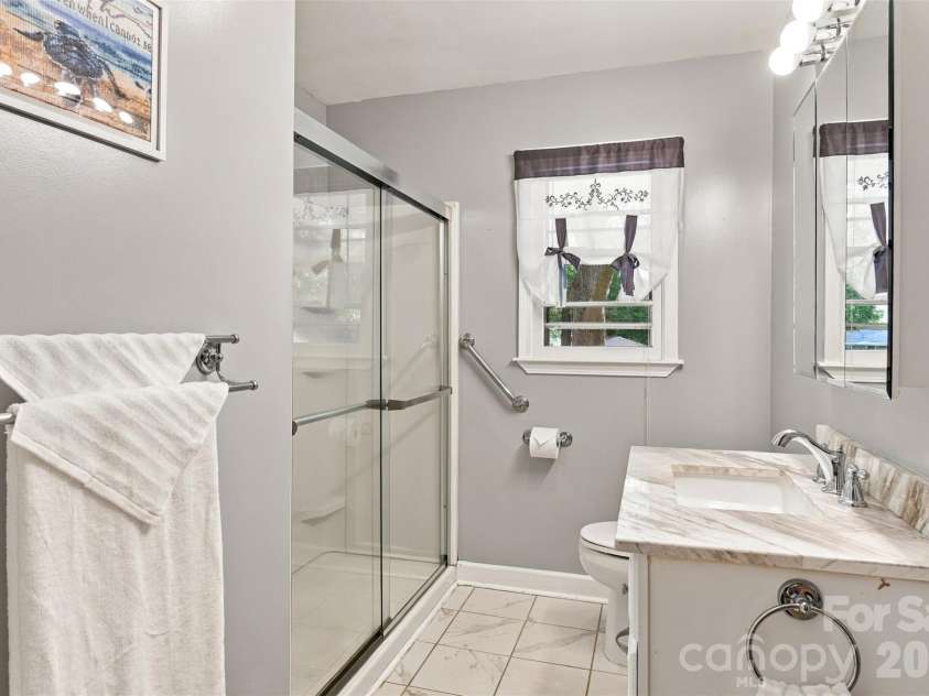 7218 Lakeside Drive, Charlotte, NC 28215.  MLS# CAR4430119, YatesRealty ID 56701. 