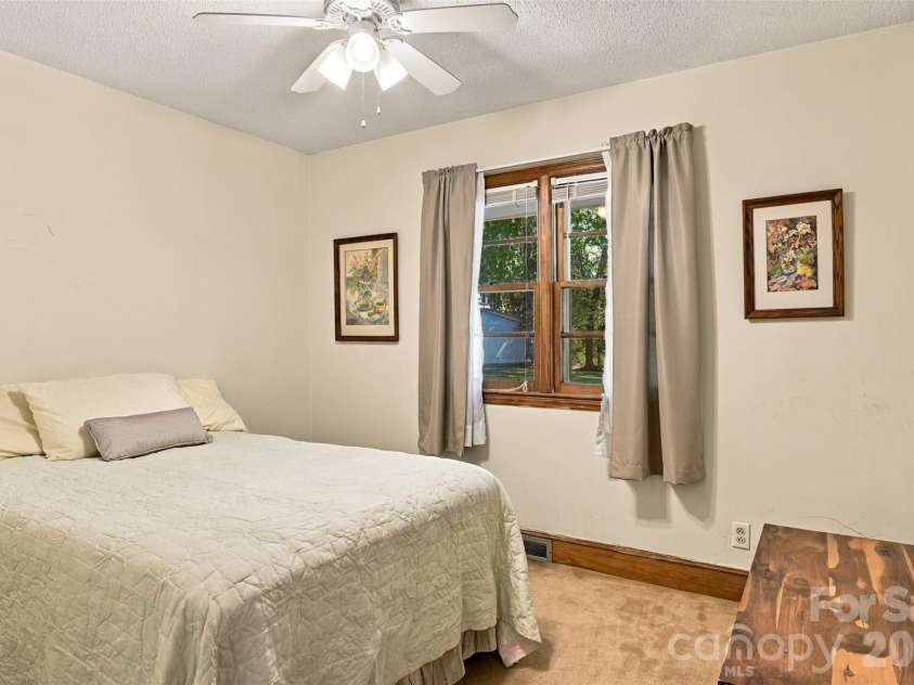 7218 Lakeside Drive, Charlotte, NC 28215.  MLS# CAR4430119, YatesRealty ID 56701. 
