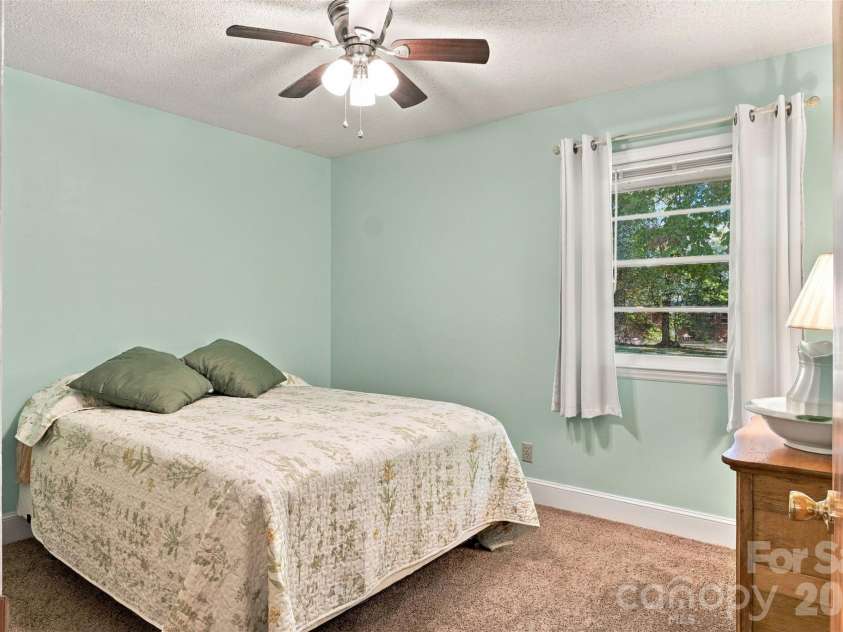 7218 Lakeside Drive, Charlotte, NC 28215.  MLS# CAR4430119, YatesRealty ID 56701. 