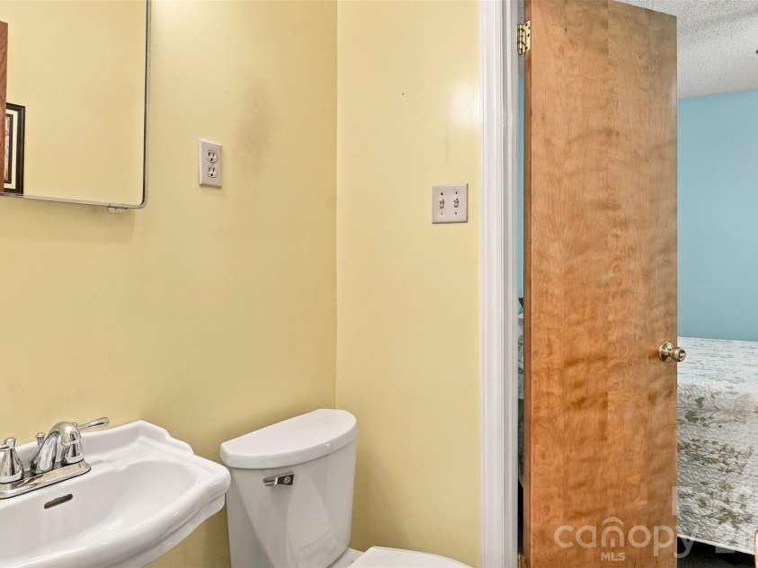 7218 Lakeside Drive, Charlotte, NC 28215.  MLS# CAR4430119, YatesRealty ID 56701. 