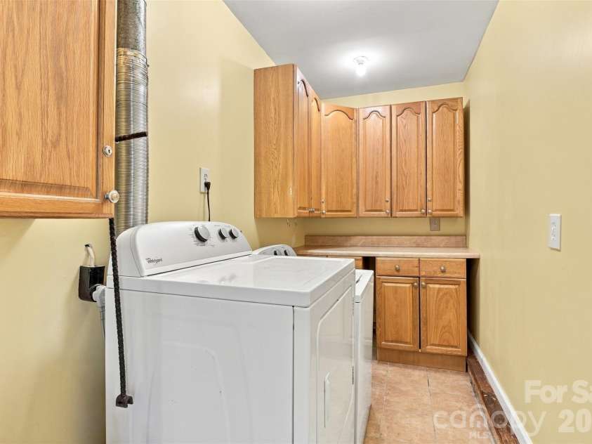 7218 Lakeside Drive, Charlotte, NC 28215.  MLS# CAR4430119, YatesRealty ID 56701. 