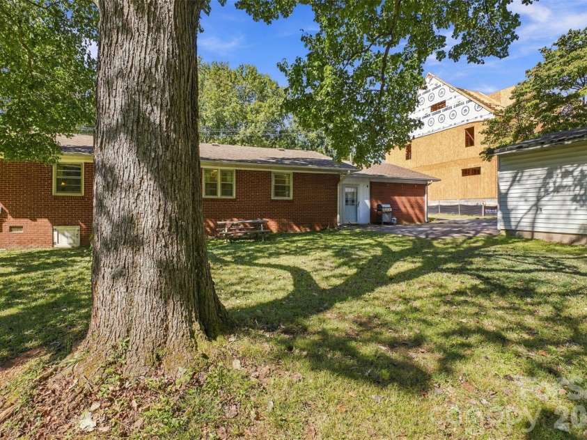 7218 Lakeside Drive, Charlotte, NC 28215.  MLS# CAR4430119, YatesRealty ID 56701. 