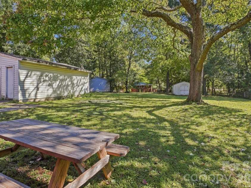 7218 Lakeside Drive, Charlotte, NC 28215.  MLS# CAR4430119, YatesRealty ID 56701. 