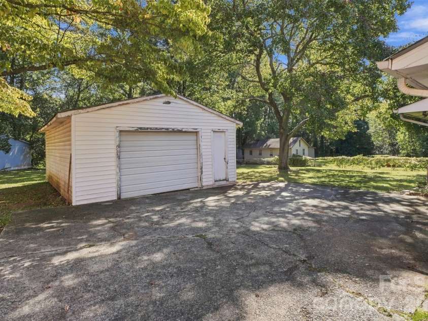 7218 Lakeside Drive, Charlotte, NC 28215.  MLS# CAR4430119, YatesRealty ID 56701. 