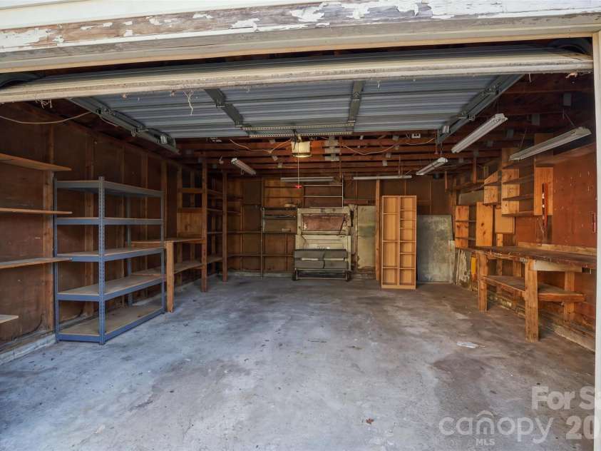 7218 Lakeside Drive, Charlotte, NC 28215.  MLS# CAR4430119, YatesRealty ID 56701. 