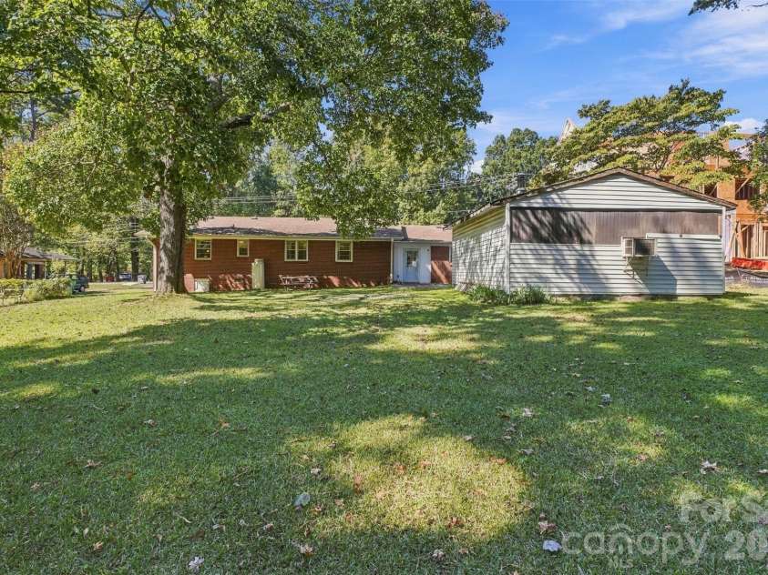 7218 Lakeside Drive, Charlotte, NC 28215.  MLS# CAR4430119, YatesRealty ID 56701. 