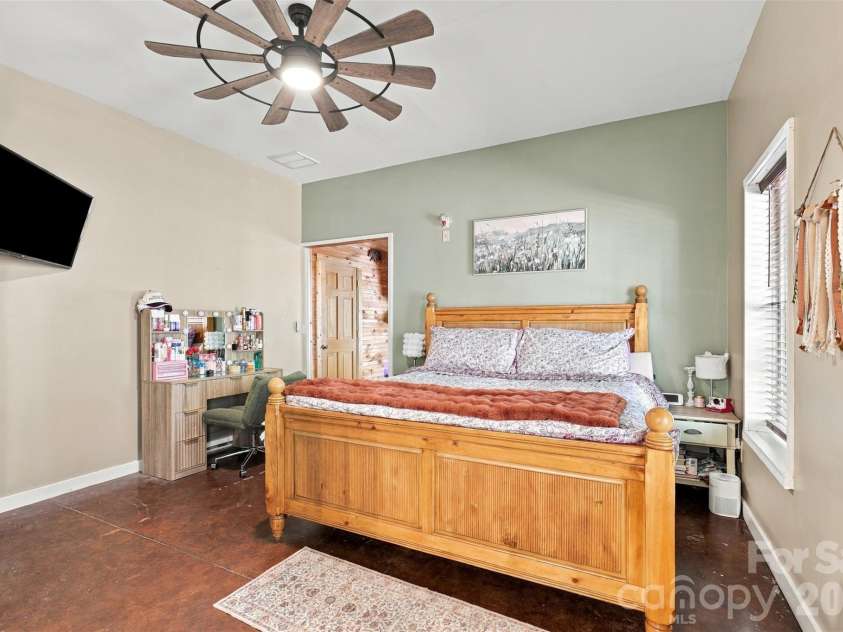 1924 Windy Hill Place, Lenoir, NC 28645.  MLS# CAR4430094, YatesRealty ID 56702. 