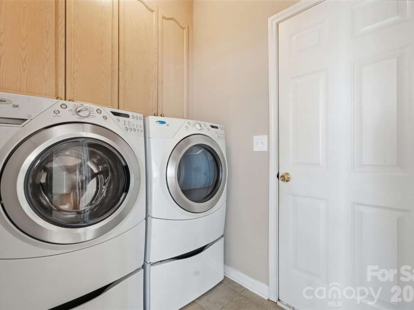 6211 Chavel Lane, Charlotte, NC 28269.  MLS# CAR4430690, YatesRealty ID 56704. 1st floor laundry room