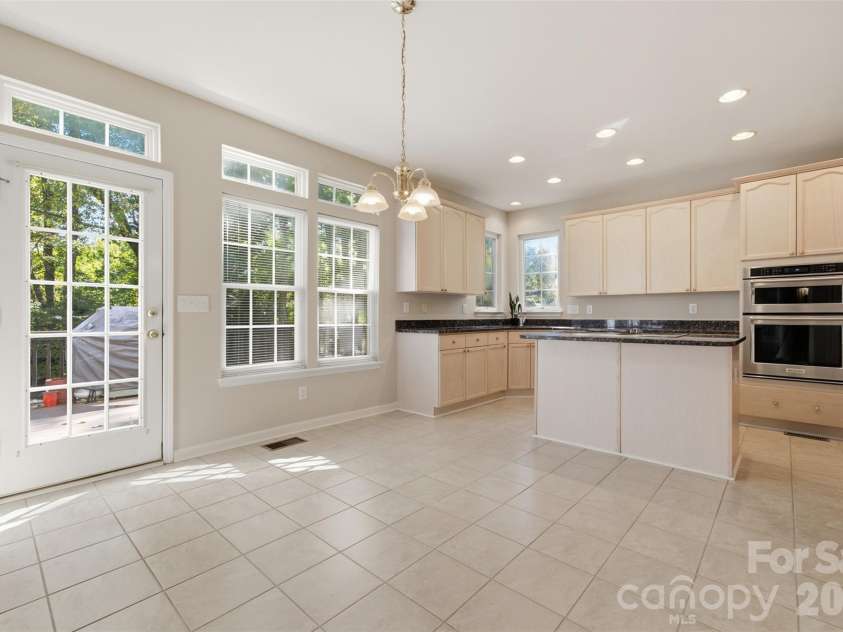 6211 Chavel Lane, Charlotte, NC 28269.  MLS# CAR4430690, YatesRealty ID 56704. Breakfast area