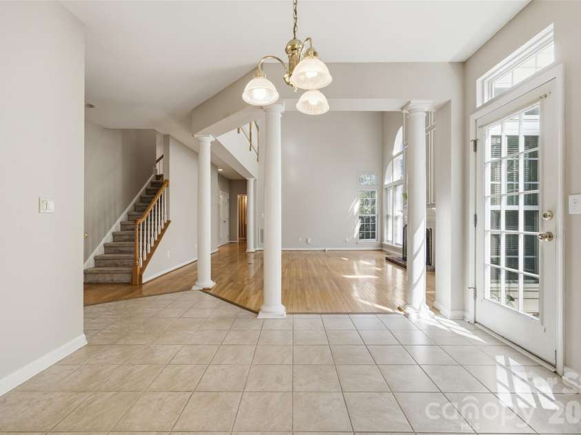 6211 Chavel Lane, Charlotte, NC 28269.  MLS# CAR4430690, YatesRealty ID 56704. Breakfast area