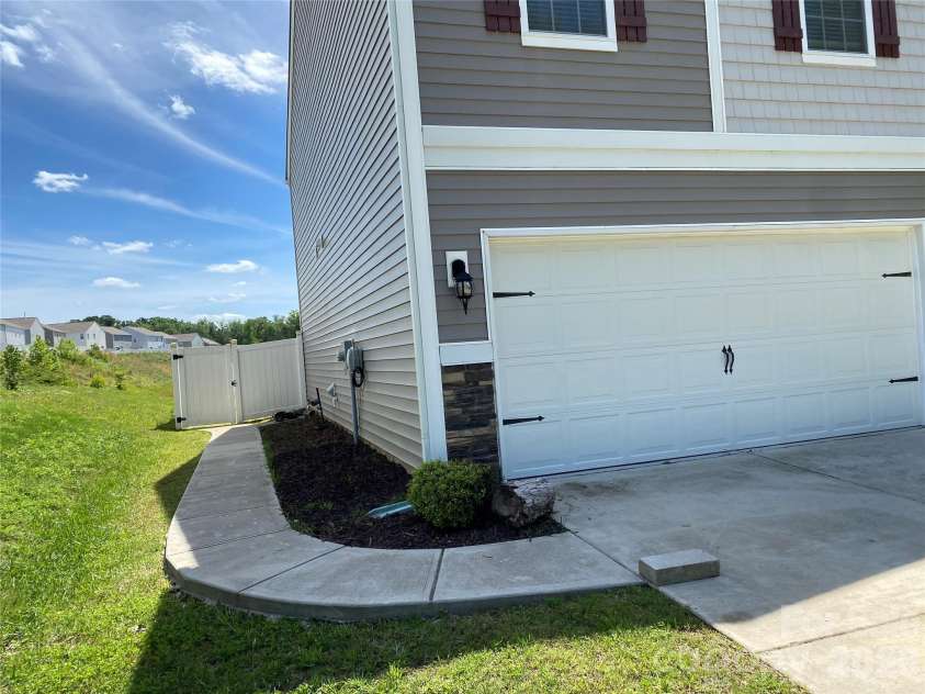 9839 Oak Barrel Lane, Charlotte, NC 28215.  MLS# CAR4342887, YatesRealty ID 5671. 