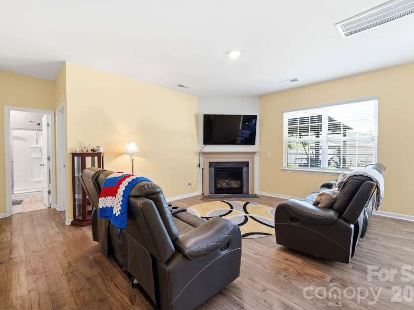 9839 Oak Barrel Lane, Charlotte, NC 28215.  MLS# CAR4395908, YatesRealty ID 5671. 