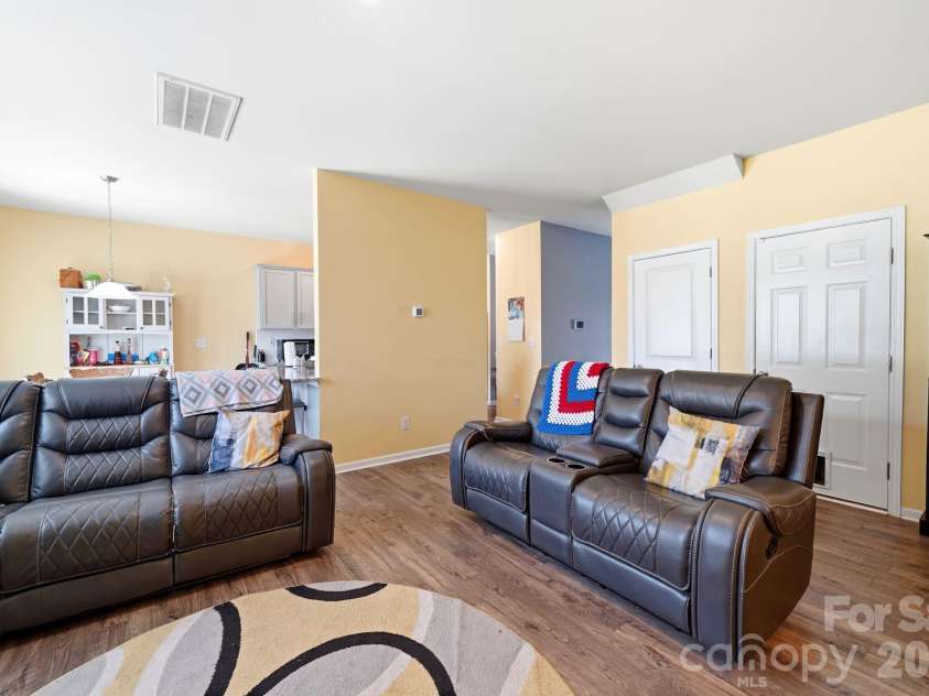 9839 Oak Barrel Lane, Charlotte, NC 28215.  MLS# CAR4395908, YatesRealty ID 5671. 