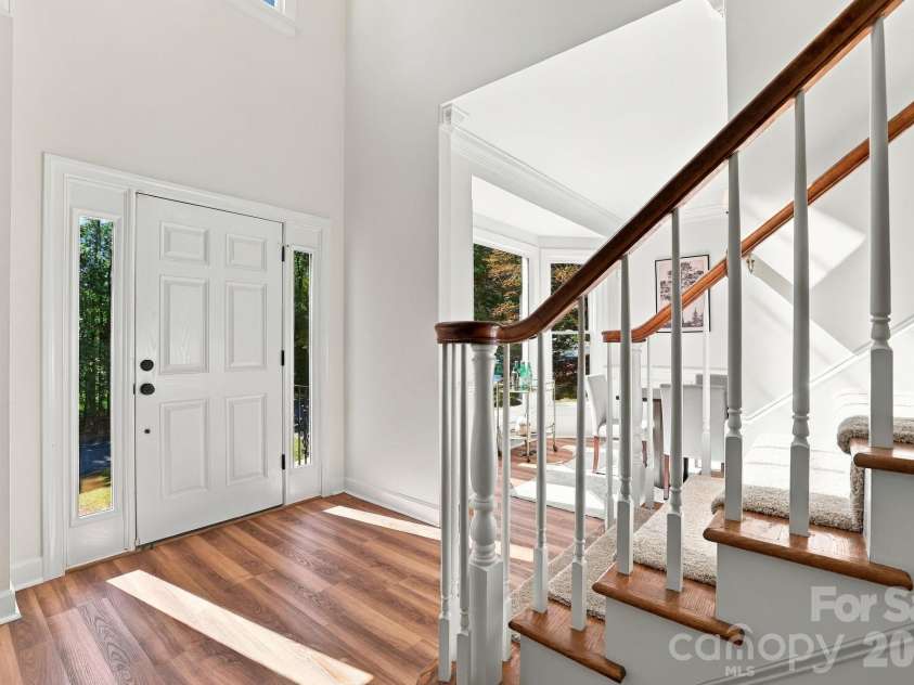 410 Whitefriars Lane, Matthews, NC 28105.  MLS# CAR4407390, YatesRealty ID 56711. 410 Whitefriars Ln Matthews 28105Foyer