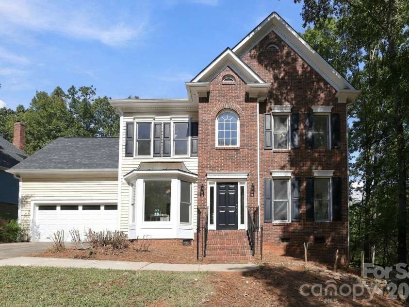 410 Whitefriars Lane, Matthews, NC 28105.  MLS# CAR4407390, YatesRealty ID 56711. 410 Whitefriars Ln Matthews 28105Front View