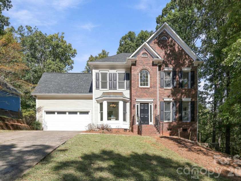 410 Whitefriars Lane, Matthews, NC 28105.  MLS# CAR4407390, YatesRealty ID 56711. 410 Whitefriars Ln Matthews 28105Front View