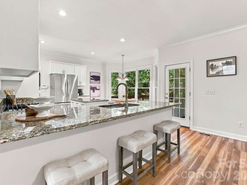 410 Whitefriars Lane, Matthews, NC 28105.  MLS# CAR4407390, YatesRealty ID 56711. 410 Whitefriars Ln Matthews 28105Kitchen Bar