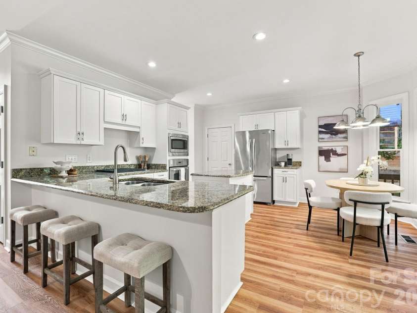 410 Whitefriars Lane, Matthews, NC 28105.  MLS# CAR4407390, YatesRealty ID 56711. 410 Whitefriars Ln Matthews 28105Kitchen Bar