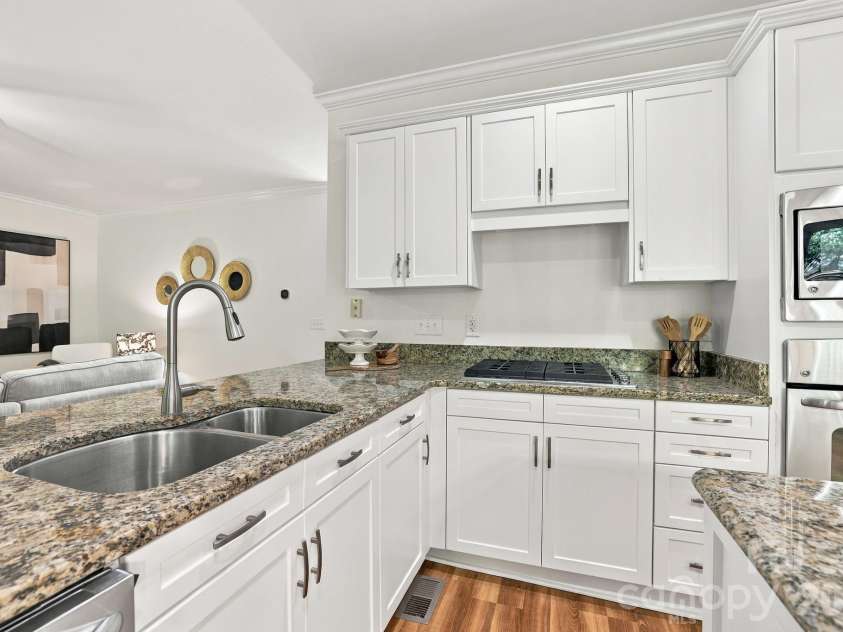 410 Whitefriars Lane, Matthews, NC 28105.  MLS# CAR4407390, YatesRealty ID 56711. 410 Whitefriars Ln Matthews 28105Kitchen with Granite
