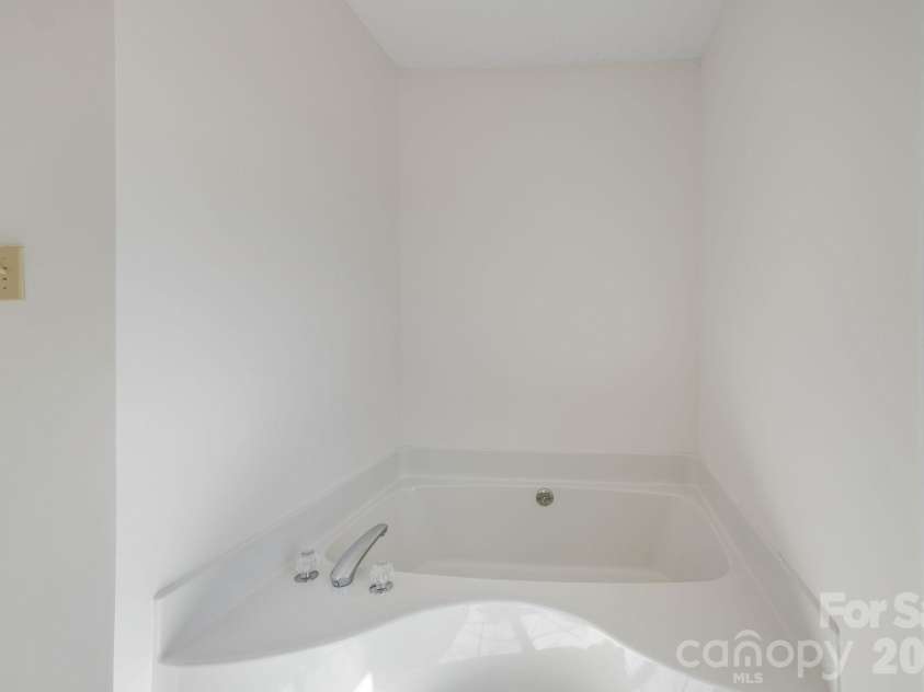 69 Allman Hill Road, Weaverville, NC 28787.  MLS# CAR4432493, YatesRealty ID 56721. Garden tub