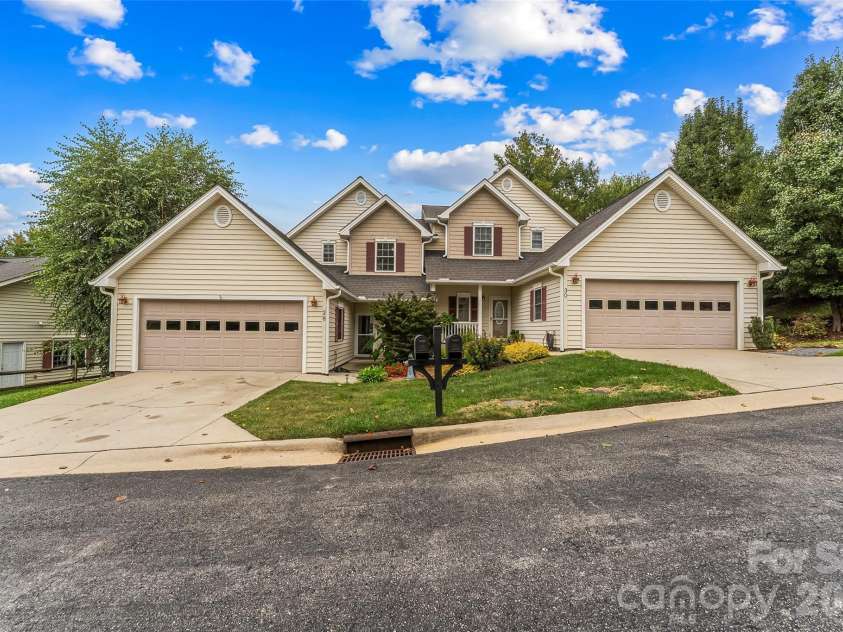 28 Viera Drive, Swannanoa, NC 28778.  MLS# CAR4433587, YatesRealty ID 56722. 28 Viera Drive is on the left side.