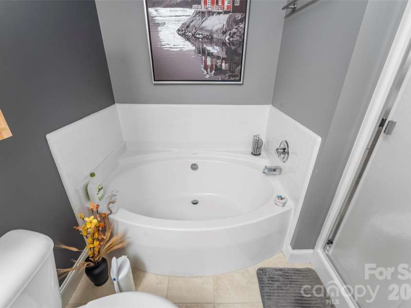 28 Viera Drive, Swannanoa, NC 28778.  MLS# CAR4433587, YatesRealty ID 56722. 