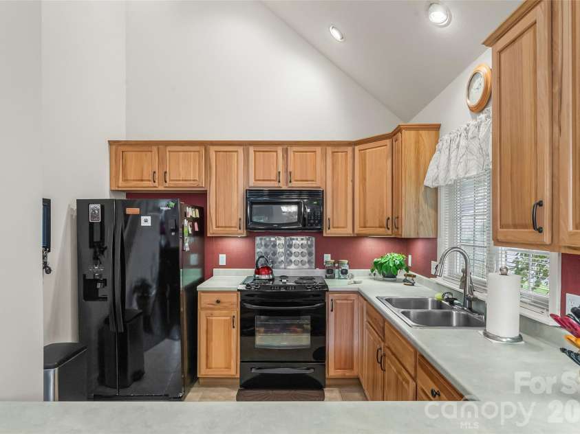 28 Viera Drive, Swannanoa, NC 28778.  MLS# CAR4433587, YatesRealty ID 56722. 