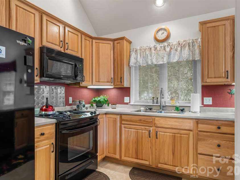 28 Viera Drive, Swannanoa, NC 28778.  MLS# CAR4433587, YatesRealty ID 56722. 