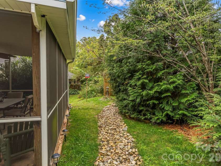 28 Viera Drive, Swannanoa, NC 28778.  MLS# CAR4433587, YatesRealty ID 56722. 