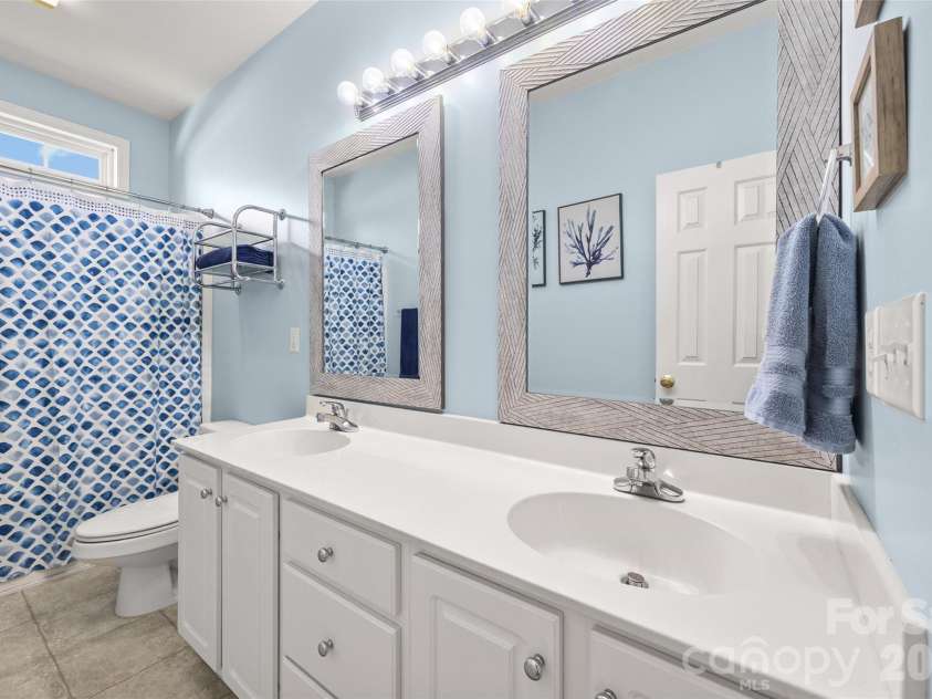 1718 Sanridge Wind Lane, Charlotte, NC 28262.  MLS# CAR4434366, YatesRealty ID 56724. Guest Full Bathroom