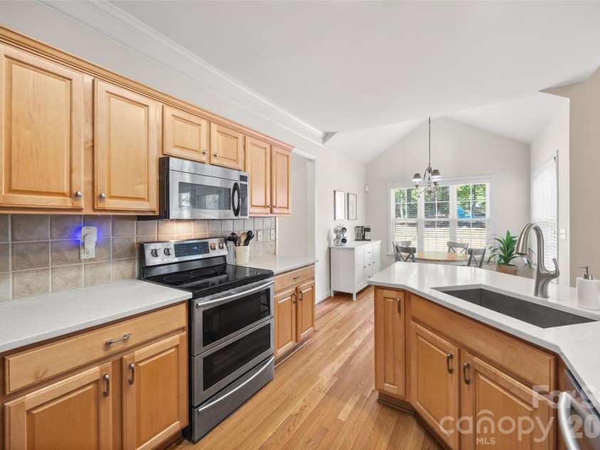 1718 Sanridge Wind Lane, Charlotte, NC 28262.  MLS# CAR4434366, YatesRealty ID 56724. Kitchen with stainless appliances