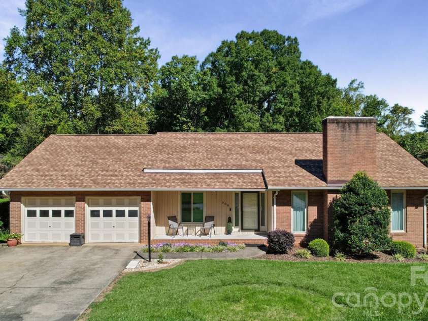 306 Starmount Drive, Statesville, NC 28677.  MLS# CAR4428230, YatesRealty ID 56727. 
