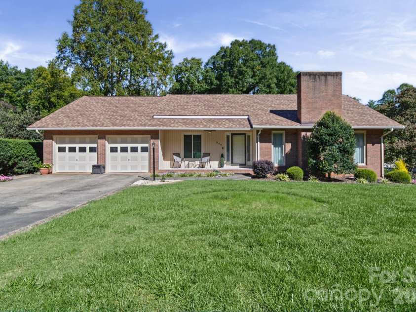 306 Starmount Drive, Statesville, NC 28677.  MLS# CAR4428230, YatesRealty ID 56727. 