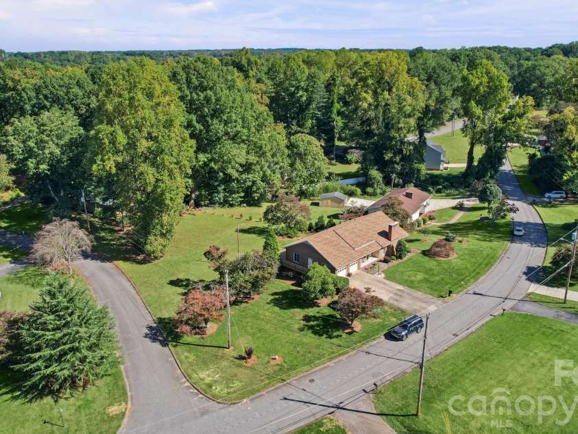 306 Starmount Drive, Statesville, NC 28677.  MLS# CAR4428230, YatesRealty ID 56727. 