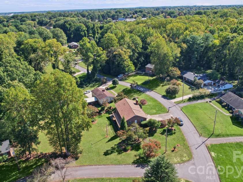 306 Starmount Drive, Statesville, NC 28677.  MLS# CAR4428230, YatesRealty ID 56727. 