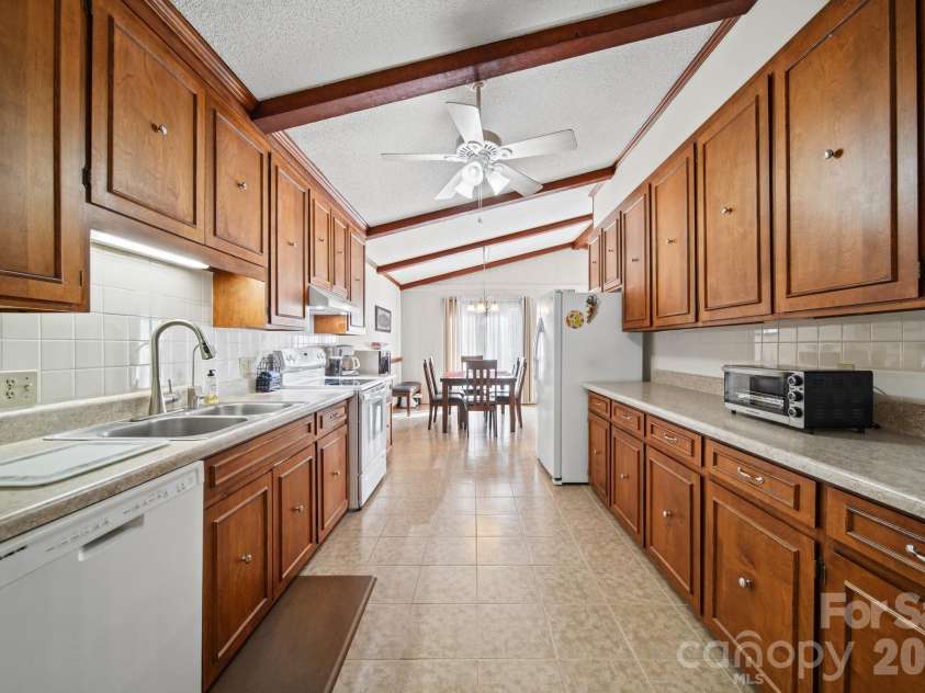 306 Starmount Drive, Statesville, NC 28677.  MLS# CAR4428230, YatesRealty ID 56727. Kitchen