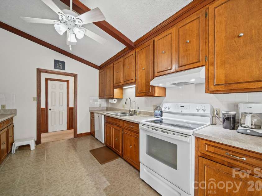 306 Starmount Drive, Statesville, NC 28677.  MLS# CAR4428230, YatesRealty ID 56727. Kitchen
