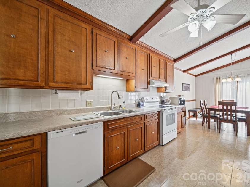 306 Starmount Drive, Statesville, NC 28677.  MLS# CAR4428230, YatesRealty ID 56727. Kitchen