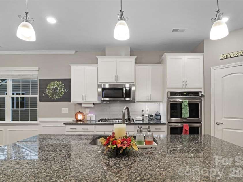 1929 Napa Valley Drive, Waxhaw, NC 28173.  MLS# CAR4434691, YatesRealty ID 56729. Kitchen