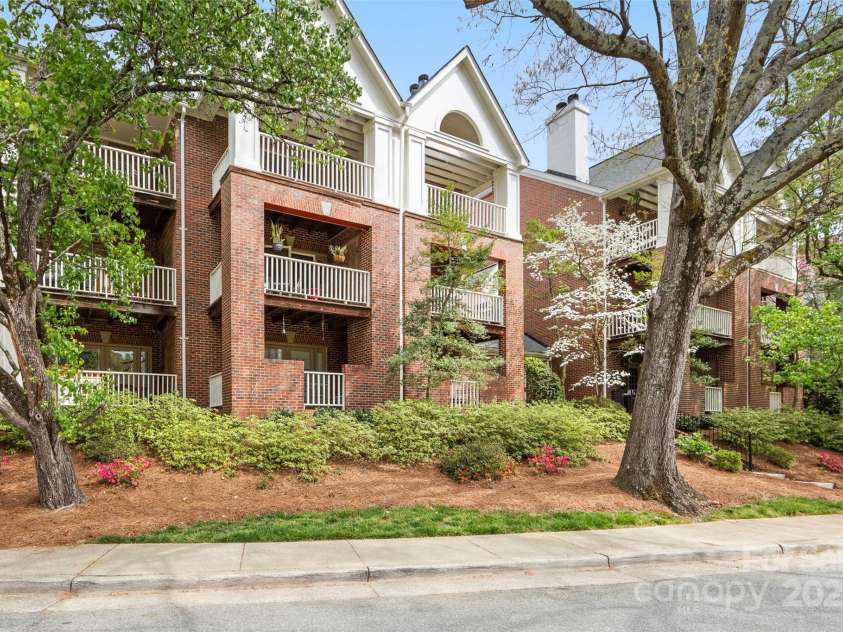 225 Chase Street, Charlotte, NC 28207.  MLS# CAR4216939, YatesRealty ID 5673. 