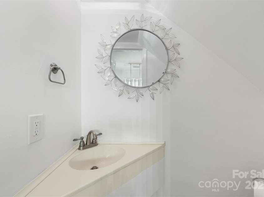 225 Chase Street, Charlotte, NC 28207.  MLS# CAR4216939, YatesRealty ID 5673. 