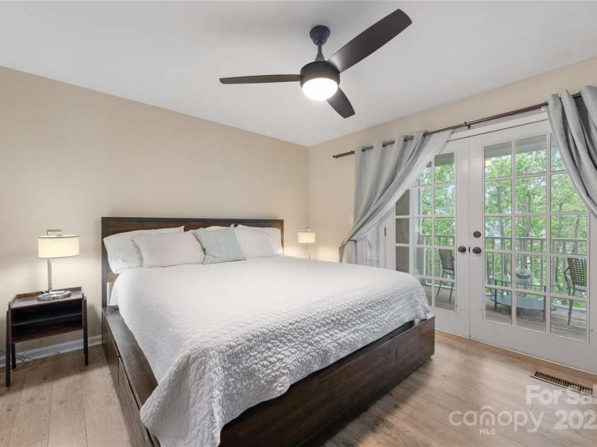 225 Chase Street, Charlotte, NC 28207.  MLS# CAR4216939, YatesRealty ID 5673. 