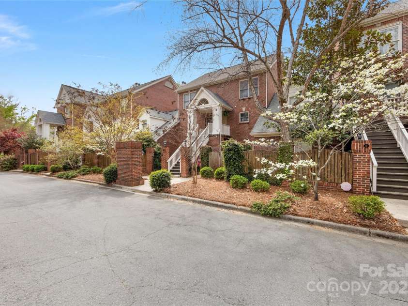 225 Chase Street, Charlotte, NC 28207.  MLS# CAR4216939, YatesRealty ID 5673. 
