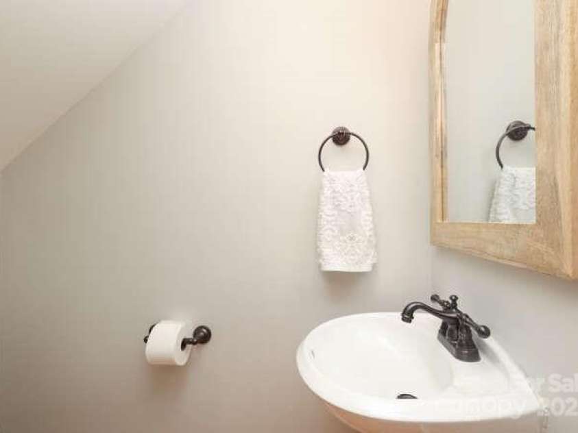 225 Chase Street, Charlotte, NC 28207.  MLS# CAR4329483, YatesRealty ID 5673. 