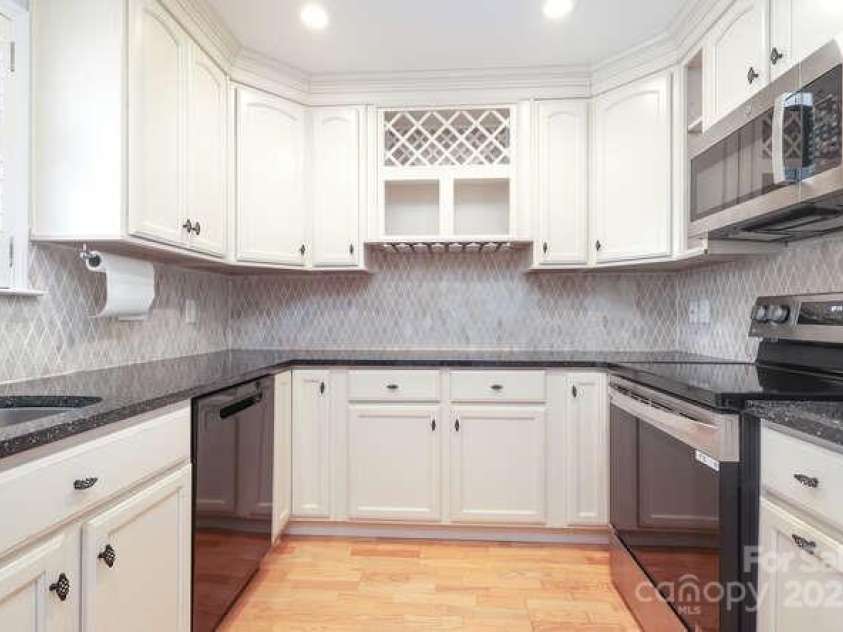 225 Chase Street, Charlotte, NC 28207.  MLS# CAR4329483, YatesRealty ID 5673. 