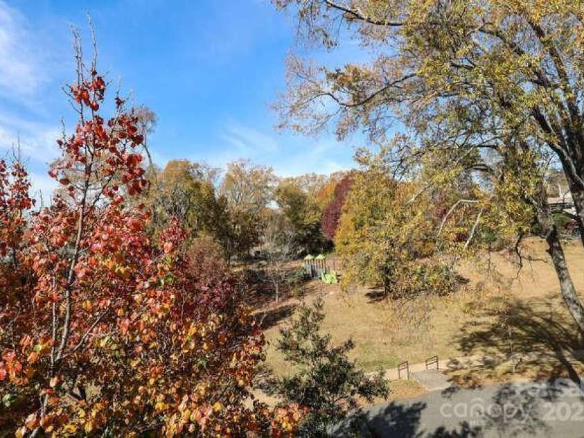 225 Chase Street, Charlotte, NC 28207.  MLS# CAR4329483, YatesRealty ID 5673. 