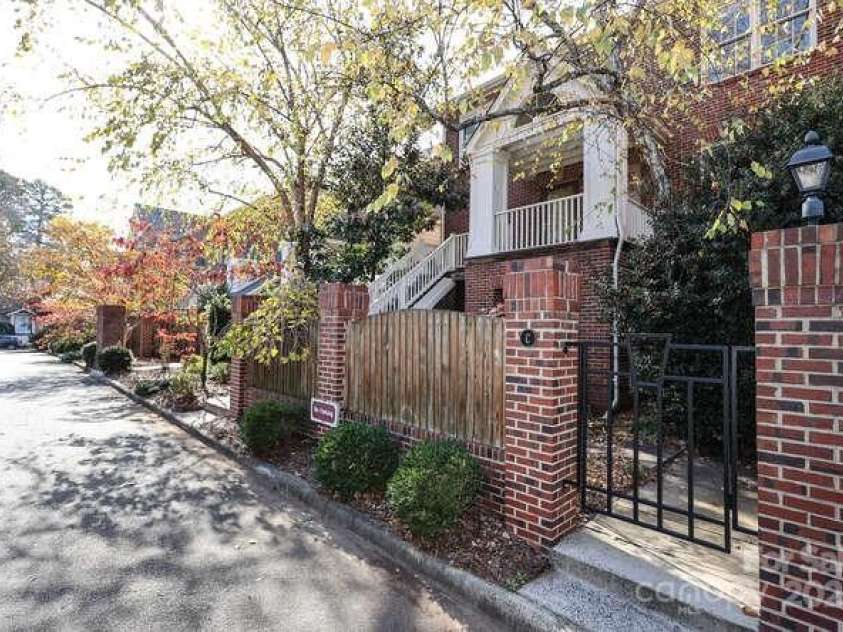 225 Chase Street, Charlotte, NC 28207.  MLS# CAR4329483, YatesRealty ID 5673. 