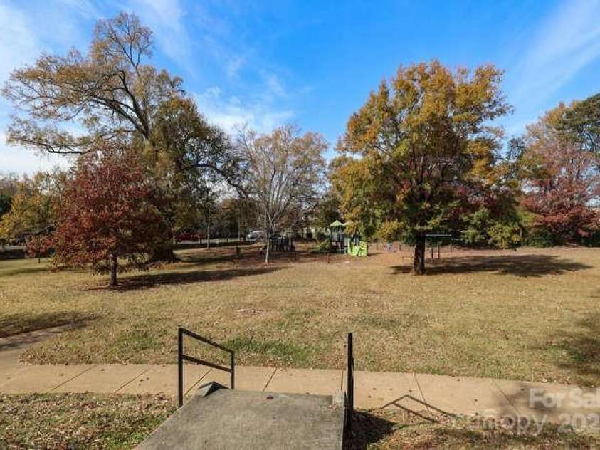 225 Chase Street, Charlotte, NC 28207.  MLS# CAR4329483, YatesRealty ID 5673. 