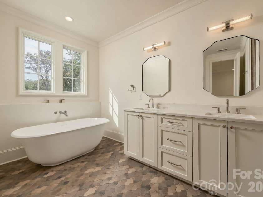 122 Lansdowne Road, Charlotte, NC 28270.  MLS# CAR4431466, YatesRealty ID 56733. 