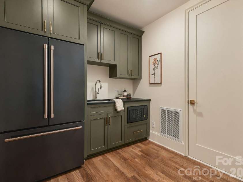 122 Lansdowne Road, Charlotte, NC 28270.  MLS# CAR4431466, YatesRealty ID 56733. Basement kitchenette